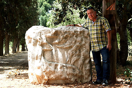 חיים אלון ליד הפסל באילנות