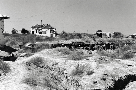 בונקרים שתושבי בארות יצחק הסתתרו בהם בעת התקפות המצרים. צילום: אברהם מלבסקי