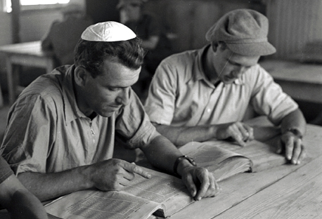 חברי בארות יצחק לומדים דף יומי אחרי העבודה. צילום: ארכיון צילומי קק''ל