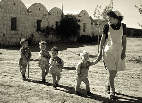 ילדים ביישוב. צילום: יעקב רוזנר, ארכיון הצילומים של קקל