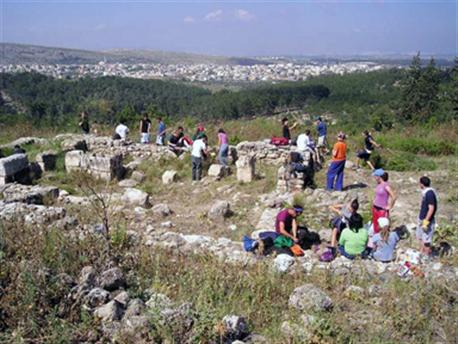 מטיילים בחורבת ראש זית ביער שגב.  צילום: ארכיון צילומי קק''ל