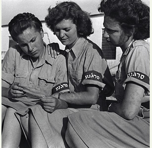 שלוש סמלות מחיל הנשים, 1948 / צילום: פרד צ'סניק, ארכיון הצילומים של קק"ל