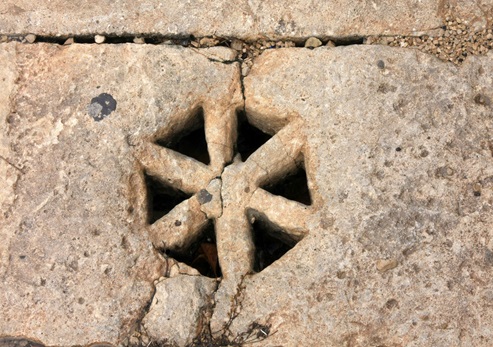 אריח ובו פתח ניקוז בתיאטרון הרומי. צילום: יעקב שקולניק, ארכיון הצילומים של קקל