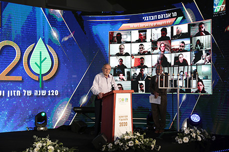 יור קקל אברהם דובדבני נושא דברים בטקס המרכזי למקבלי מלגות קקל לשנת 2020.   צילום: יוסי זמיר, ארכיון הצילומים של קקל