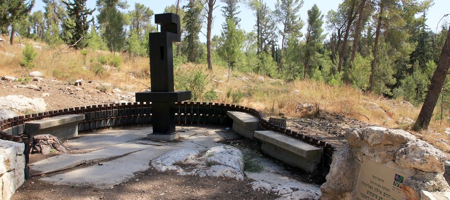 אנדרטת השלושה. צילום: יעקב שקולניק, ארכיון הצילומים של קק"ל