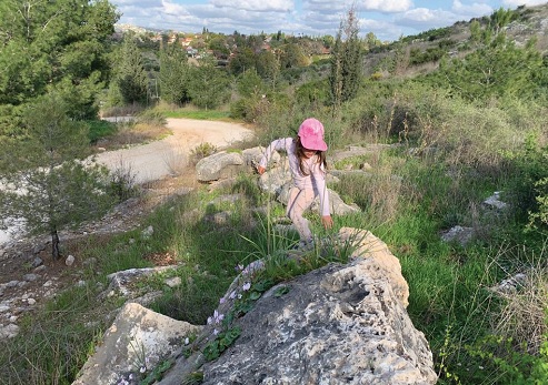 ילדה משחקת ביער
