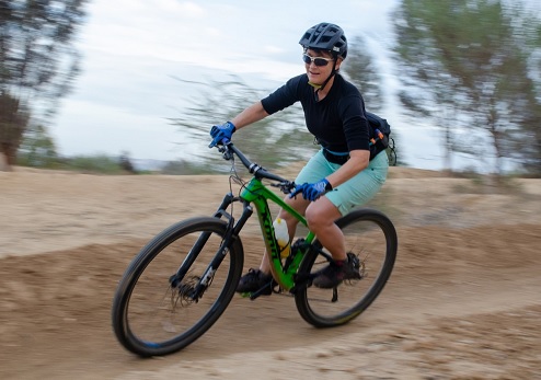 רוכבת אופניים בסינגל סובב מיתר