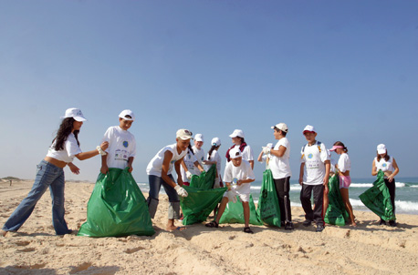 בני נוער ביום הניקיון הבינלאומי בחוף זיקים שבנגב.  צילום: לימור אדרי
