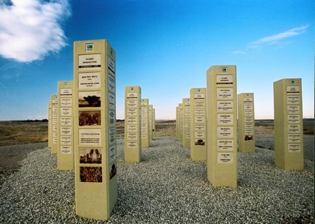 שלטי הוקרה לתורמים בדרך השלום. צילום: ארכיון צילומי קק"ל