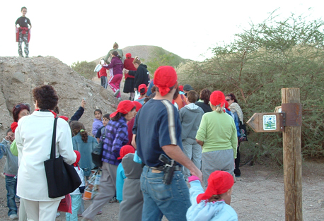 מטיילים בפארק הולנד.  צילום: טלילה ליבשיץ