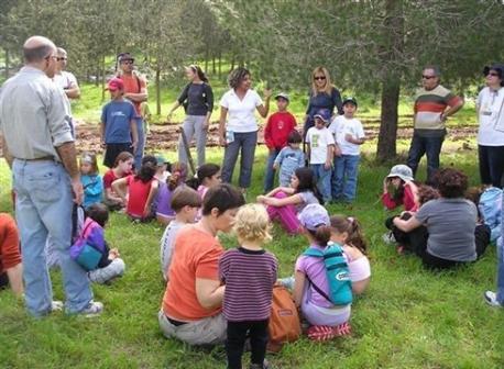 משפחות מבלות ביער ראש העין.  צילום: משה שלר