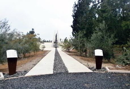 אנדרטת לח''י ביערות גזר-נחשון.  צילום: מירה זר