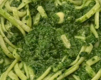 אטריות אורז ברוטב תרד וסרפדים